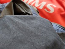 Vnější lesklost/kluzkost materiálu, kterou nejvíce oceníte hlavně při pohodlném vrstvení.